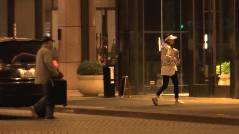 向心夫妇26日清晨侦讯结束后,搭车入住饭店。(资料照,AP)