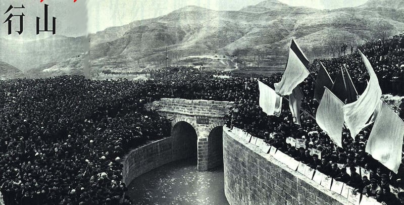 1965-7 1965年 红旗渠建立完成，《人民画报》1965年第七期。（维基百科）