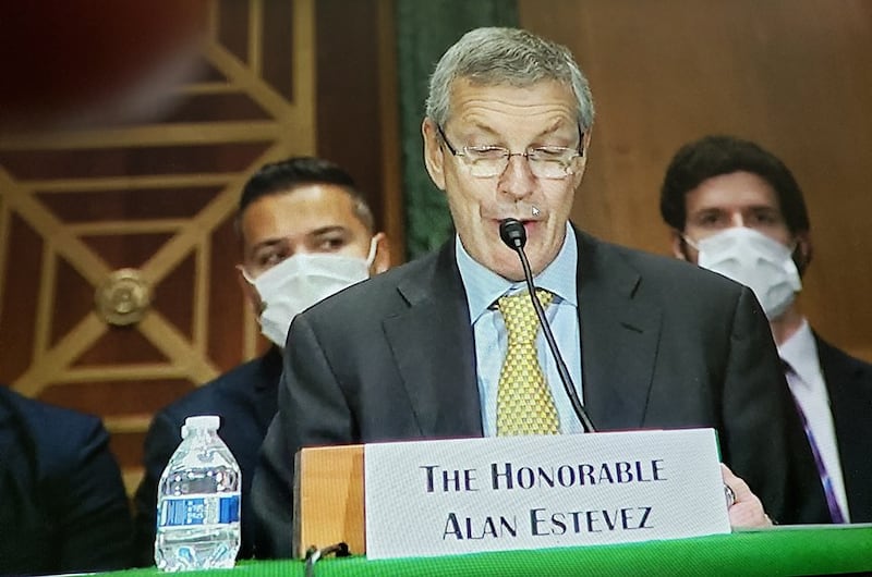 美国商务部负责出口管制的工业和安全局局长艾伦·埃斯特维斯(Alan Estevez)表示,拜登政府正在审查向中国出口一些半导体芯片的政策,以确保先进的技术不会最终落入北京。(视频截图)