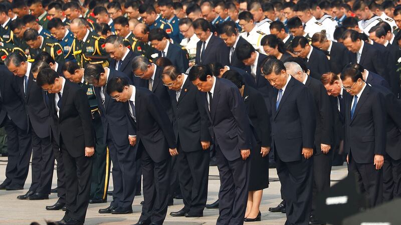 2019年9月30日,中共建政70周年日前夕,中共政治局常委习近平带领全体常委到毛泽东纪念堂朝拜,并向烈士纪念碑献上花篮及默哀。(路透社)