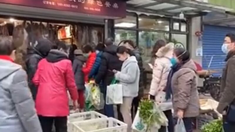 2020年1月23日封城令发布后,武汉的许多超市前立即排起了长龙。(视频截图)