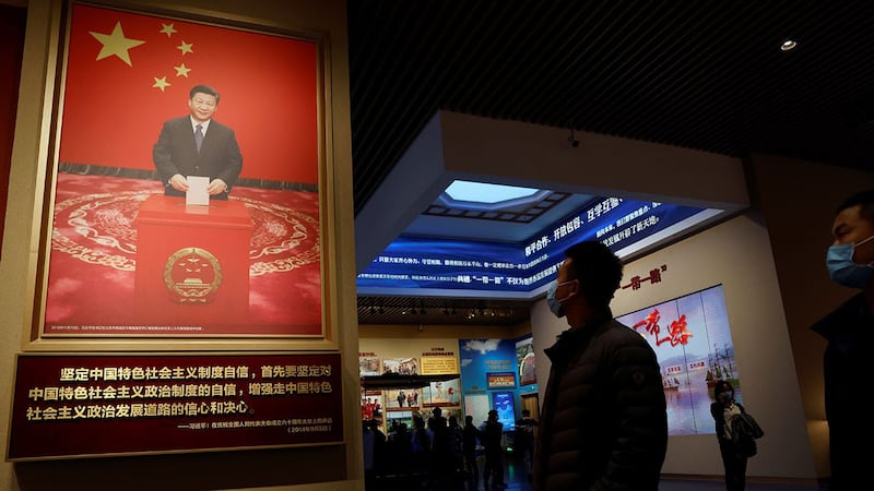 2021 年 11 月 11 日,北京中共博物馆展出的习近平投票的照片。(路透社)
