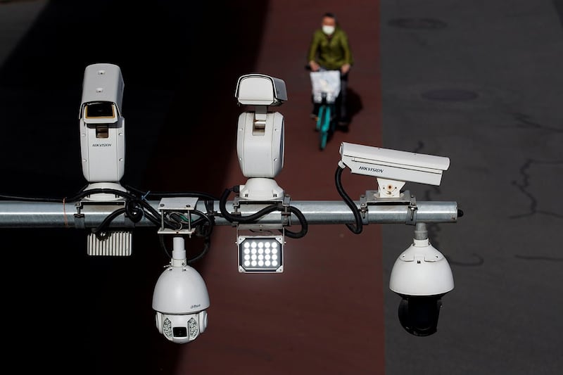 北京街头的监视器。(摄影/REUTERS/Thomas Peter)