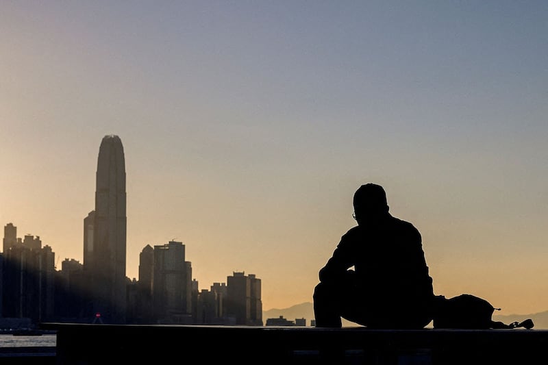 评论认为香港多层国安法律打击营商自由,经济不景气时商户更倾向关闭。(路透社资料图片)