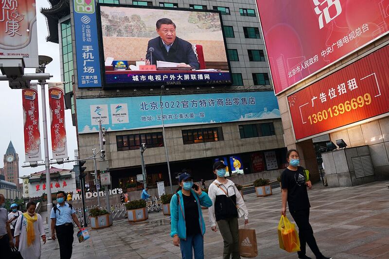 图为北京一家商场的大屏幕上播放中国领导人习近平的新闻片段。有分析认为,习近平打压民营经济,而 失业潮使民众悲观。(路透社图片)