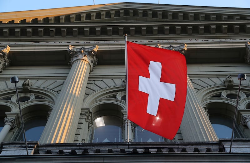 瑞士伯尔尼的议会和政府所在地联邦宫 (Bundeshaus) 飘扬着瑞士国旗。(路透社)