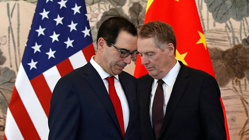 2019年5月1日,美国贸易代表莱特希泽(右)与财政部长姆努钦在北京参加美中贸易谈判。(美联社)