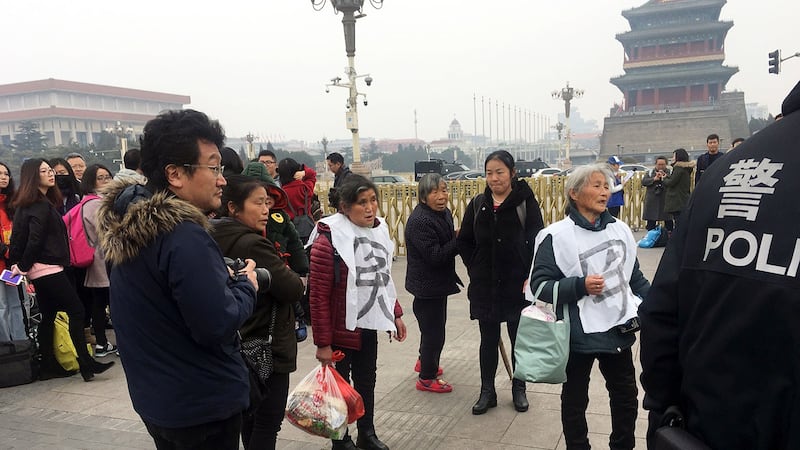 图为,2018年3月3日,中国举行政协会议(CPPCC)开幕式前,访民在天安门广场附近。(路透社)