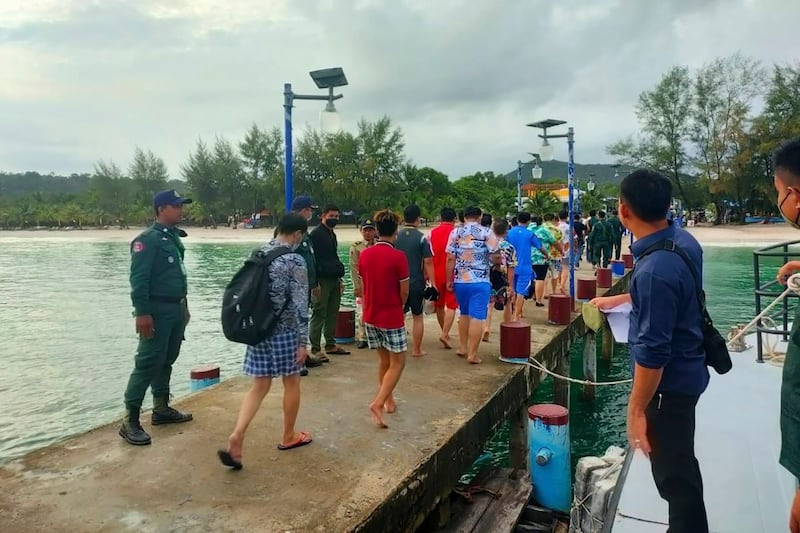 2022 年 9 月 22 日,柬埔寨当地海警营救漂泊在海上的18名中国人。(Preah Sihanouk province Authority Police via AP)