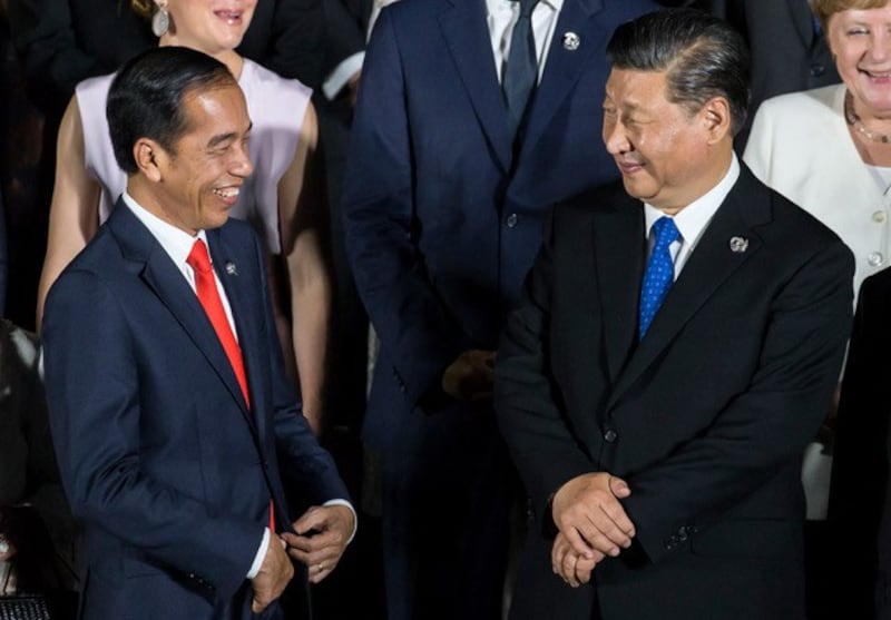 印尼交通部长透露,总统佐科·維多多(左)已邀请习近平试搭中国建设的雅加达至万隆高铁。(法新社图片)