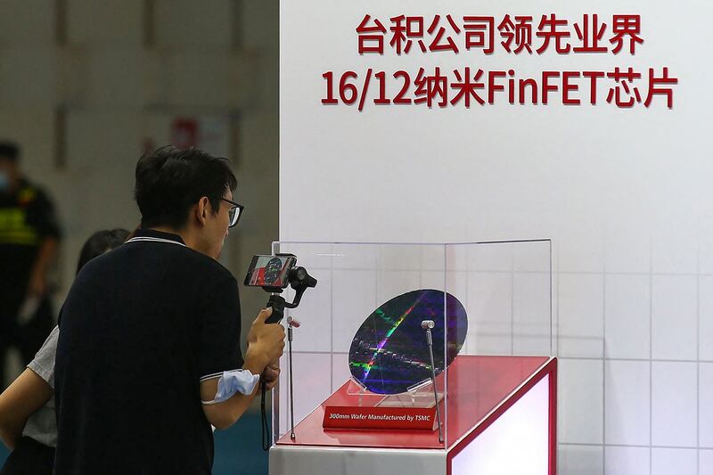 2020 年 8 月 26 日,江苏省南京举行的世界半导体大会上展示台积电芯片。 (法新社)