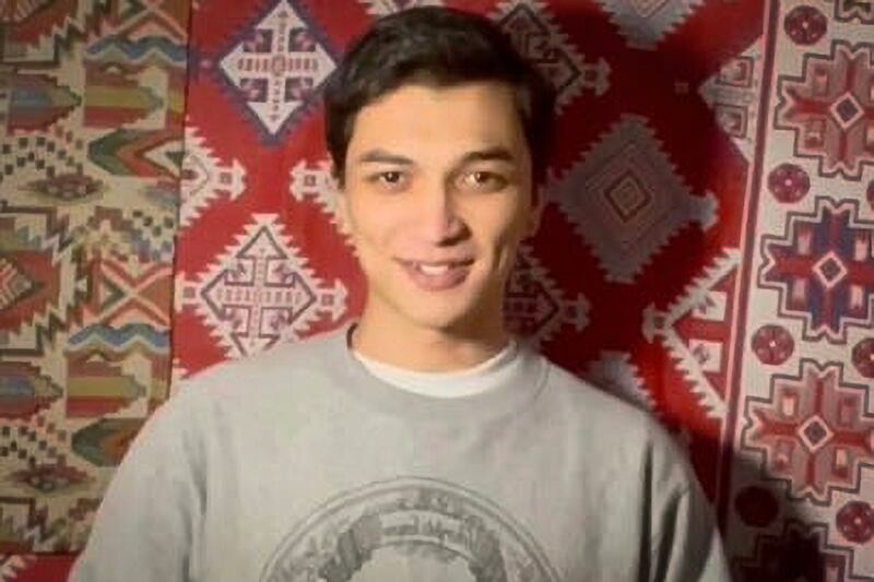Yashar Shohret, a Uyghur singer-songwriter.