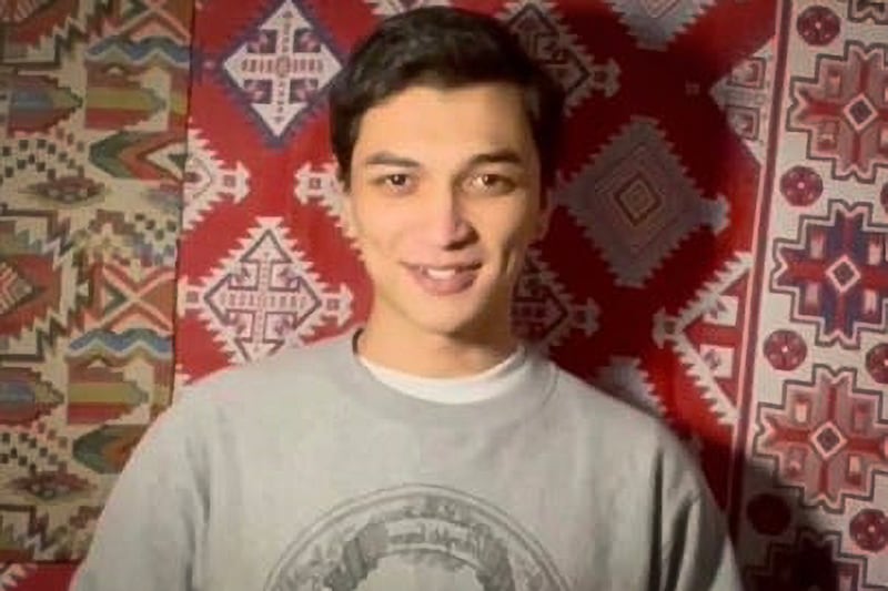 Yashar Shohret, a Uyghur singer-songwriter.
