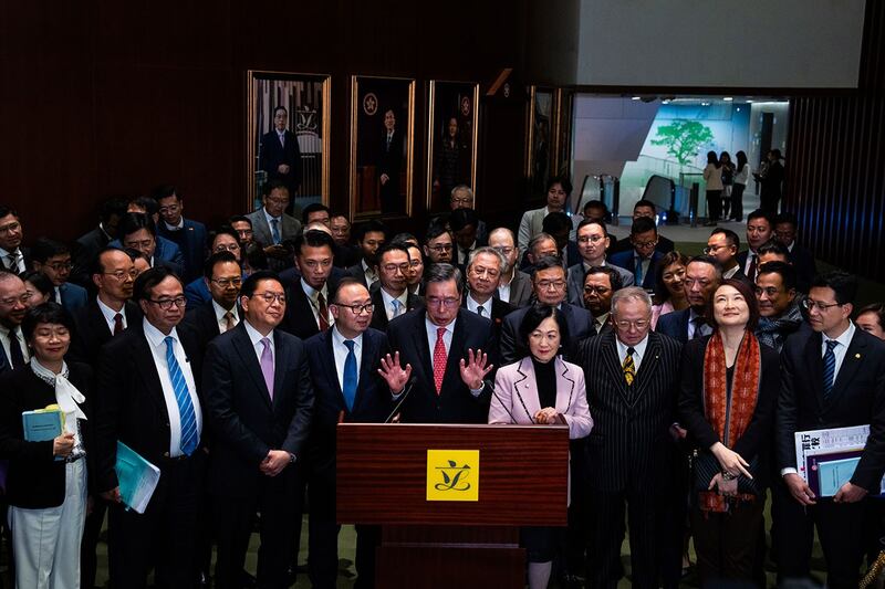 2024年3月19日,香港立法会主席梁君彦(中)和立法会议员出席通过《基本法》第 23 条立法后举行的新闻发布会。(美联社)