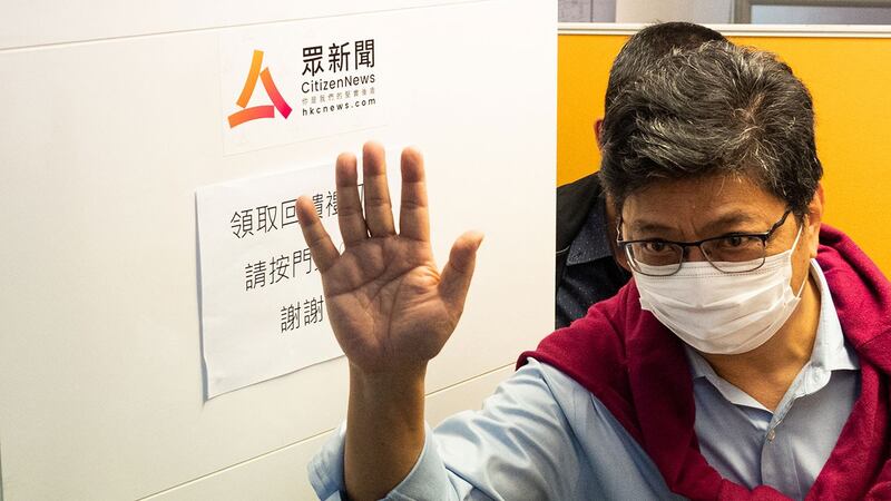 2022 年 1 月 3 日,《众新闻》主笔杨健兴在办公室举行停运新闻发布会后,向媒体挥手致意。 (法新社)