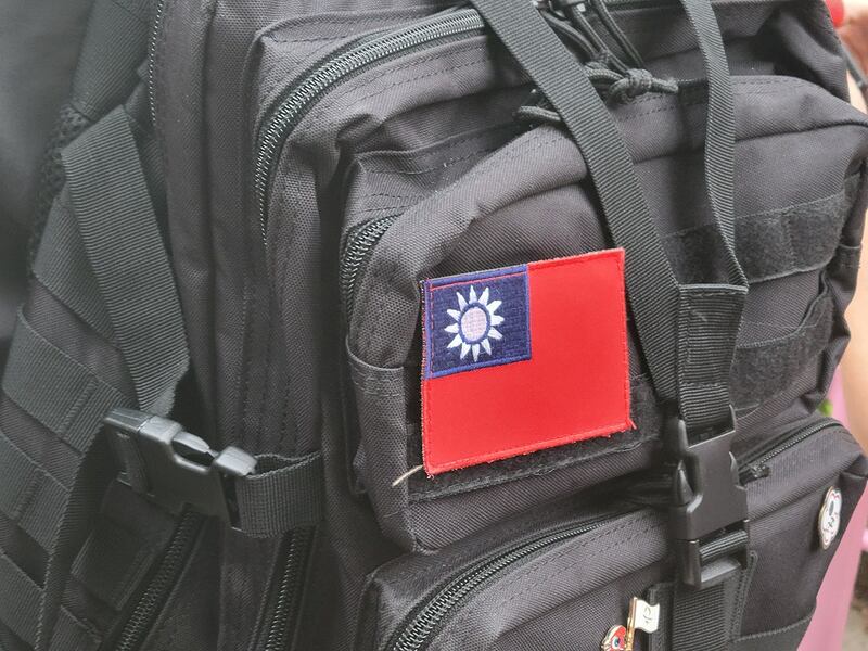 图为一名奥运观众背包上的台湾旗帜。一些来自台湾的观众近几日在赛场上被主办方收缴支持标语,甚至遭到大陆观众的粗鲁对待。(RFA)