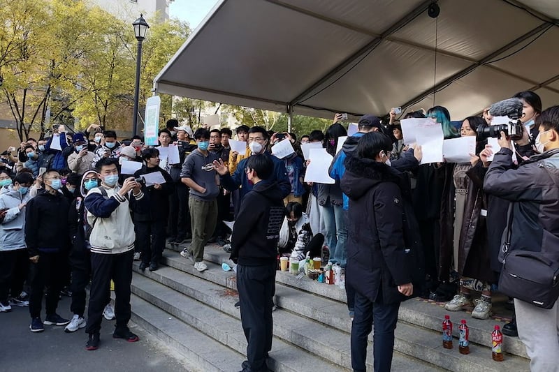 2022年11月27日,北京清华大学的学生手举白纸抗议新冠封锁。(美联社)