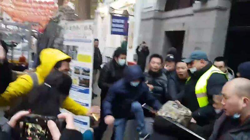 主办方强调“没有支持者被捕”,然而本台发现一名蓝衣男子施袭后当场被捕,他在集会期间曾站在集会讲者后鼓掌助威。他在集会前亦和两名大汉一同尾随一名身穿黑衣的香港青年,并将其赶出唐人街。(吕熙及曹家超摄)