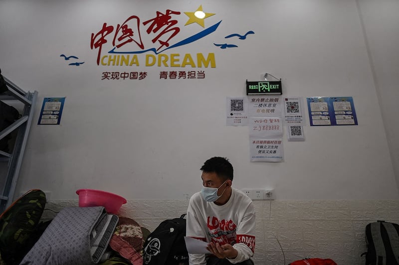 一名年青人在上海一家职业介绍所。(法新社)