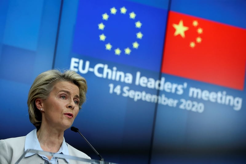 2020年9月14日,欧盟与中国举行峰会上,欧盟执行委员会主席冯德莱恩说,“我们重申关注中国对待新疆和西藏少数民族以及人权维护者和记者的待遇,我们要求让独立观察员进入新疆,并呼吁释放被任意拘留的瑞典公民桂民海和两名加拿大公民”。(路透社图片)