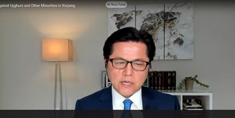 维吾尔人权项目董事会主席图凯勒(Nury Turkel)在美国众议院外交事务委员会的听证会上作证(视频截图)