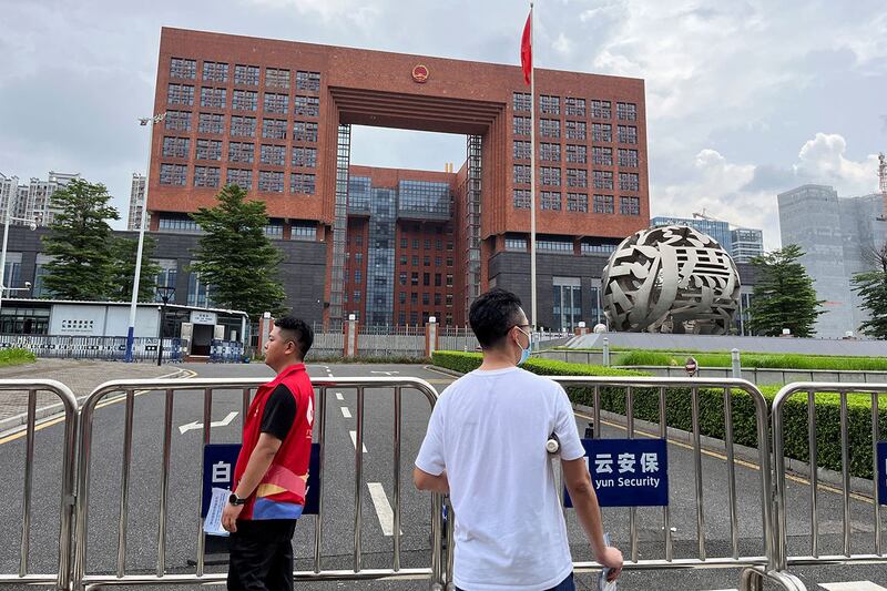 2024年6月14日,中国独立记者黄雪琴与劳工活动人士王建兵被控"煽动颠覆国家政权"罪在广州市中级人民法院一审宣判,宣判前公安在法院及其附近的马路边竖立铁栏,不让路人靠近。(路透社)