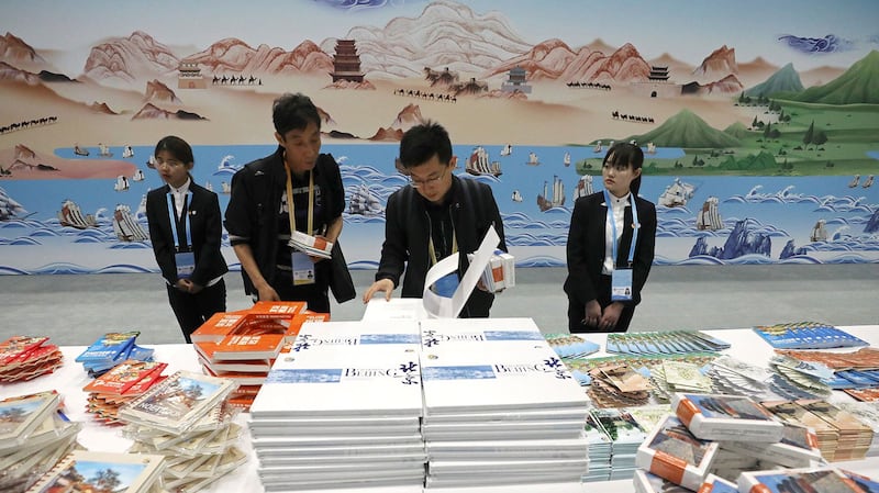 目前，已有126个国家和29个国际组织同中方签署了“一带一路”合作文件。中国同共建“一带一路”国家贸易总额，超过六万亿美元。（路透社）