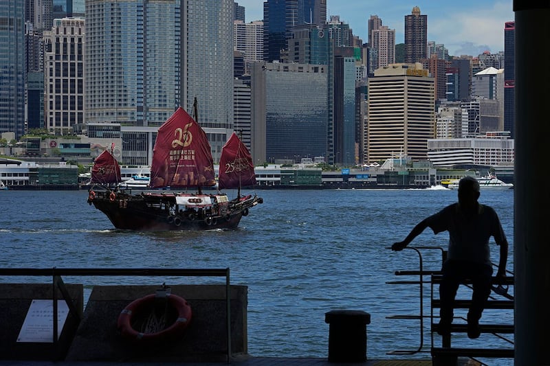 2022年6月27日，一艘帆船挂上庆祝香港回归25周年横幅在维多利亚港航行。（美联社图片）