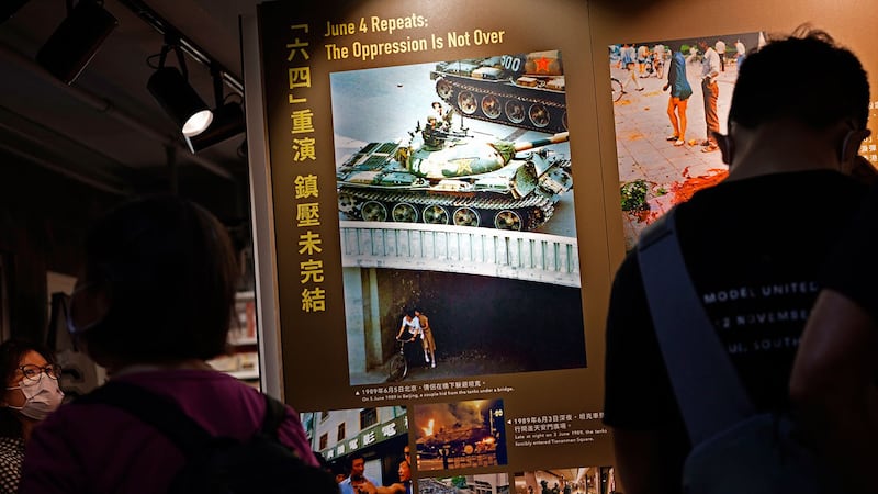 2021 年 6 月 1 日,参观者在“六四纪念馆”观看展品。 (美联社)