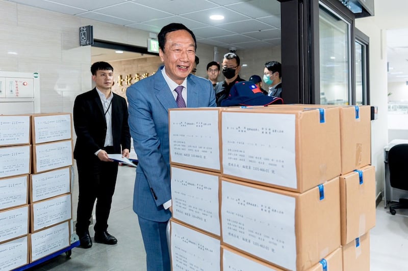 郭台铭赴台北市选委会送交连署书,郭办有信心远超过参选门槛。(郭台铭竞选办公室提供)