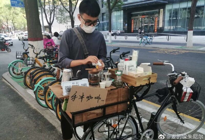 一年轻人在街头摆起了咖啡摊档。(网络图片/乔龙提供)