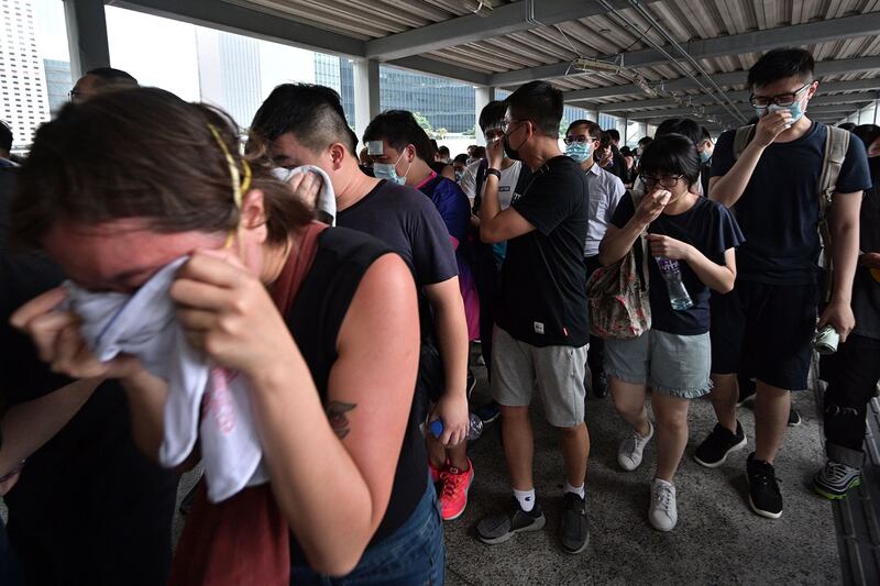 2019年6月12日,香港市民反《逃犯条例》示威活动中,警察向示威者发射催泪弹,部分市民受伤。(法新社)