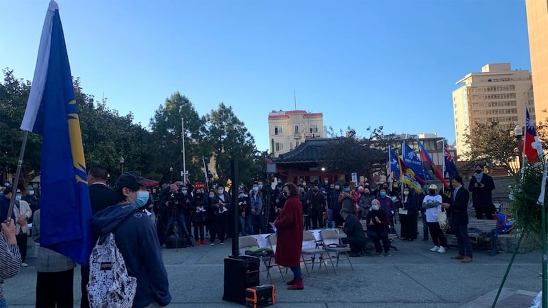 2021年6月3日,社会各界、各族裔人士身着深色服装,聚集在旧金山唐人街花园角广场,举行了纪念六四事件32周年演讲及悼念集会。(孙诚拍摄/独家首发)
