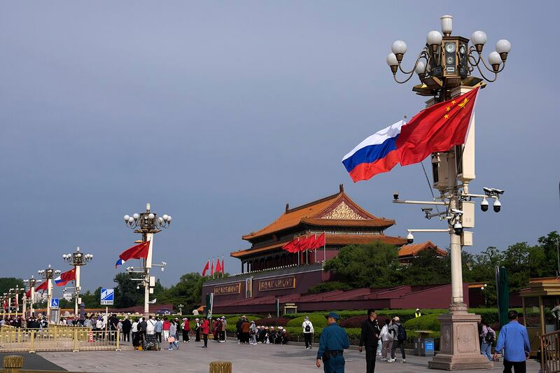 图为北京天安门前的中国与俄罗斯两国国旗。2023年有超过73万俄罗斯公民到访中国。(美联社图片)