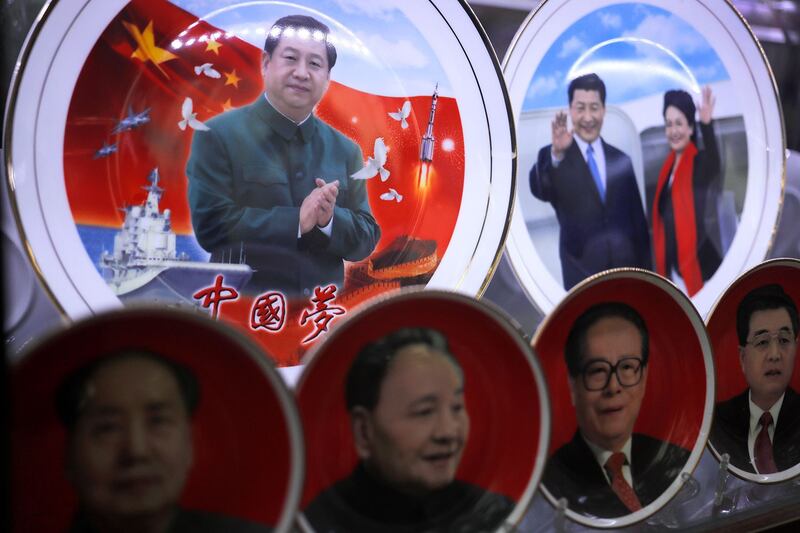 北京天安门广场附近的一家纪念品商店,展示中国国家主席习近平和他的妻子彭丽媛照片的瓷盘与前中国领导人(左起,毛泽东、邓小平、江泽民和胡锦涛)。(美联社)