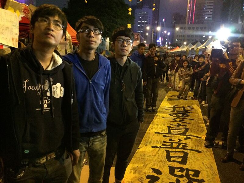 周永康(左前)认为雨伞运动是港人抗争运动的启蒙。(陈子非摄)