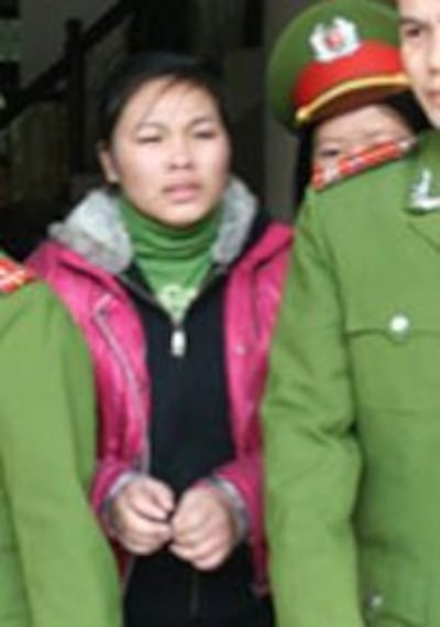 Nữ sinh Nguyễn Thanh Thúy sinh năm 1992, đang bị dẫn giải ra tòa dự phiên xử vụ án vị hiệu trưởng Sầm Đức Xương mua dâm nữ sinh tại Hà Giang sáng 27/01/2010. Courtesy Vietbao