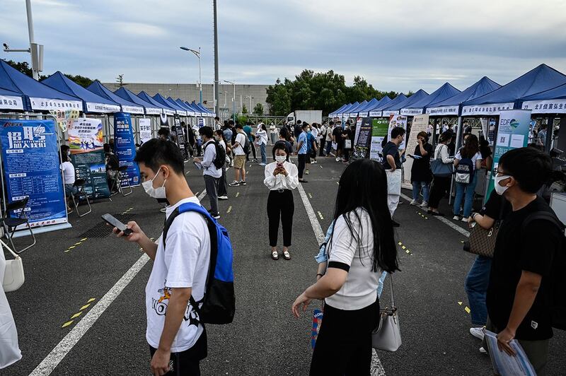 参加北京一场招聘会的中国年轻人(法新社图片)