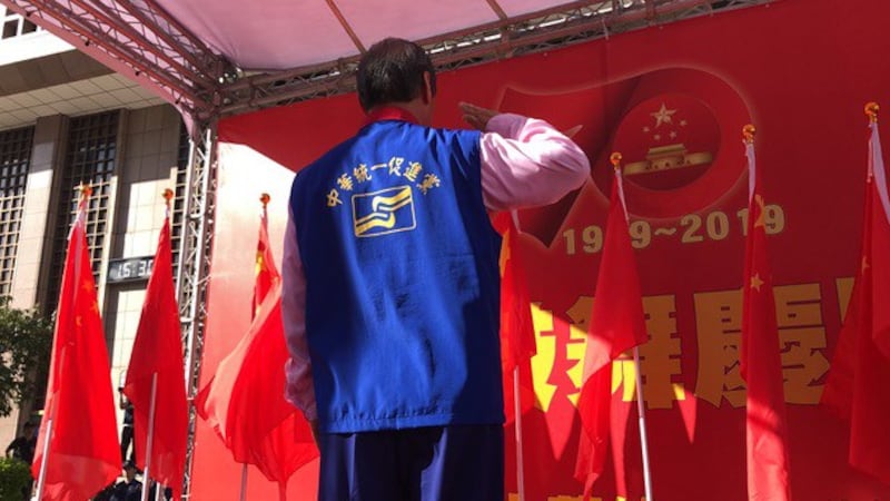 统促党总裁张安乐向五星旗致敬,率众高唱义勇军进行曲。(记者夏小华摄)