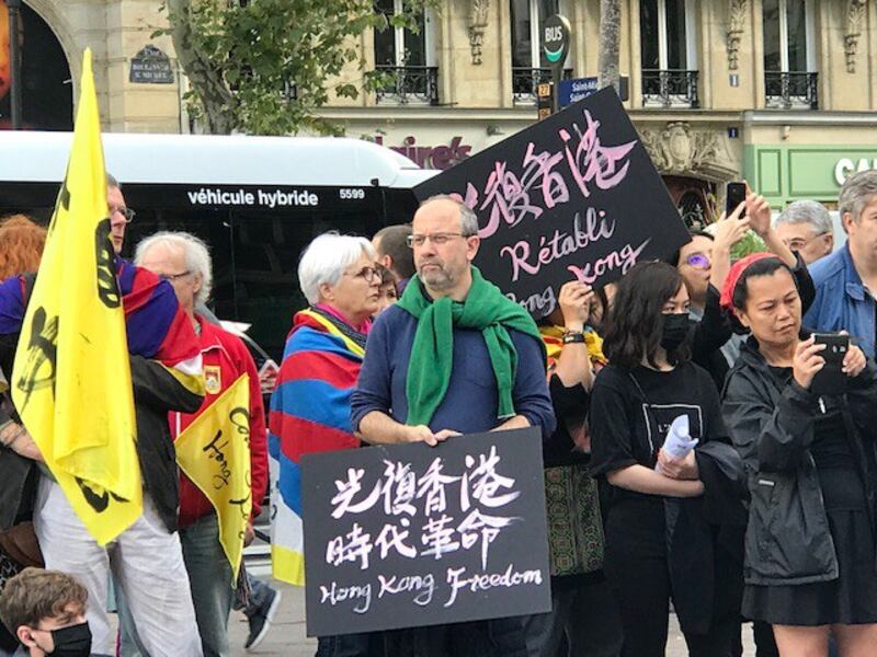 28号是香港雨伞运动争取真普选5周年纪念,持续4个月“反送中”抗争的香港人在全球举行各种集会活动反中共极权并纪念“佔中”,“居法港人撑香港”组织以及支持香港民主的各团体也在巴黎圣米歇尔广场上集会。(记者蔡凌)