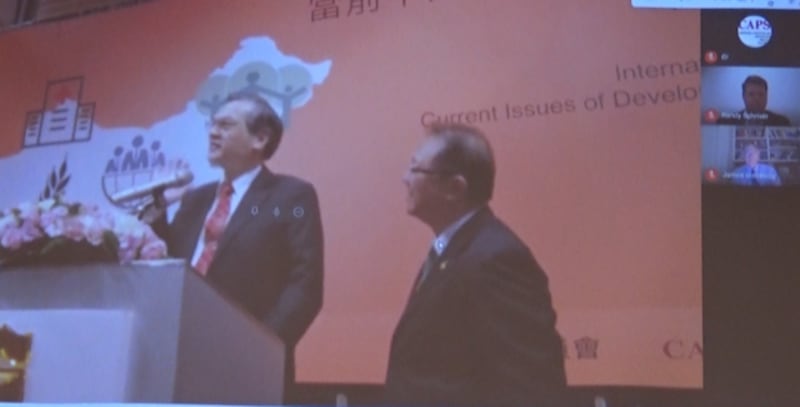 陆委会主委陈明通与在美国的薛瑞福、史坦伯格连线。(记者夏小华摄)