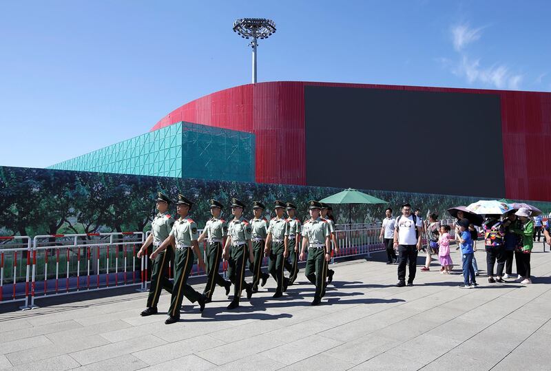 2019年8月27日,中国武警在天安门广场附近巡逻。(路透社)