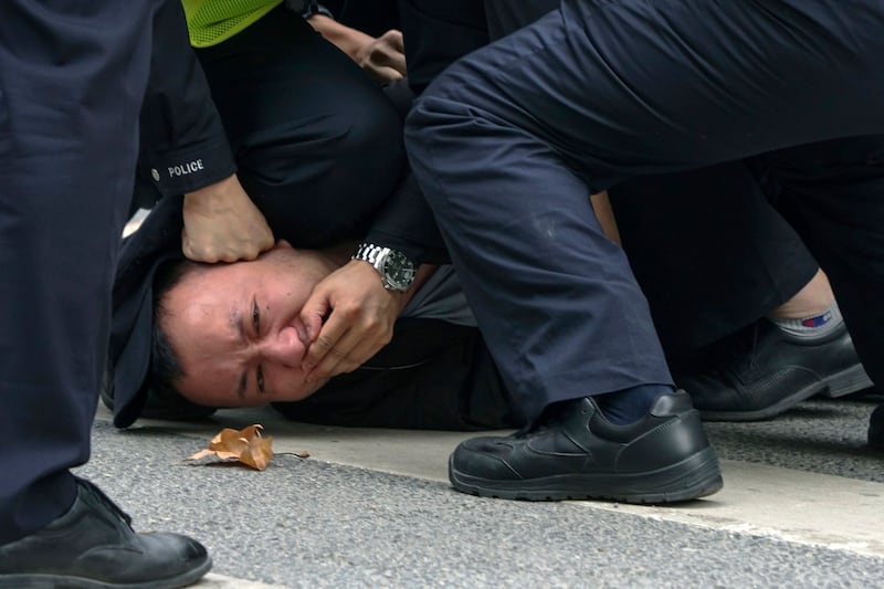 2022年11月27日,警察在上海逮捕一名抗议者。(美联社图片)