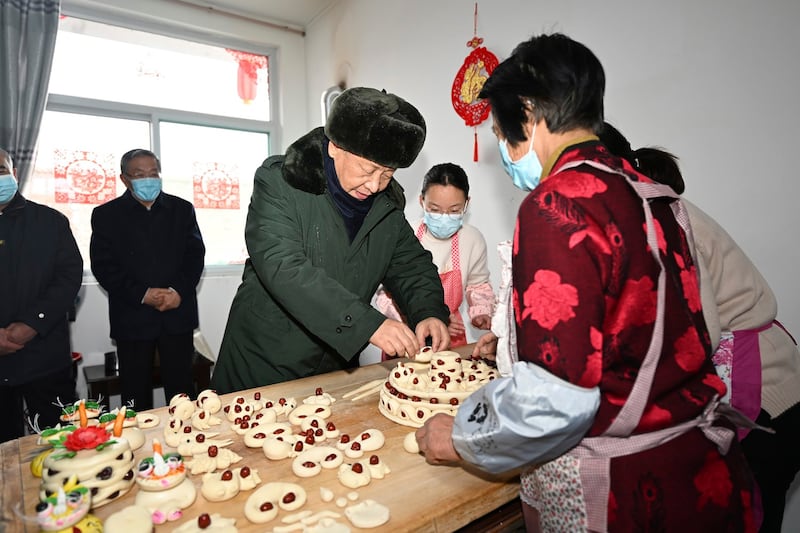 中国国家主席习近平访问山西的一个家庭。(美联社)