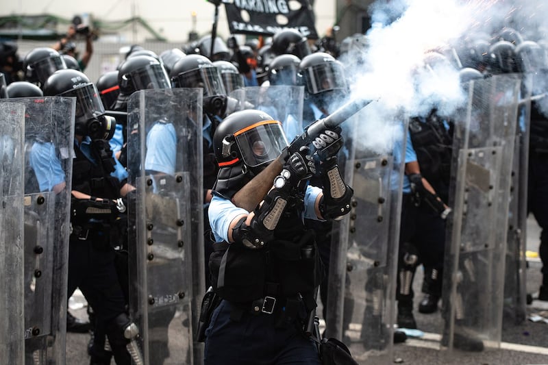 2019年6月12日,香港市民反《逃犯条例》的示威活动中,警察向示威者发射催泪弹。(法新社)