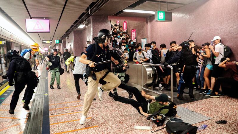 2019年8月31日,警方在香港太子地铁站袭击抗议者。(美联社)