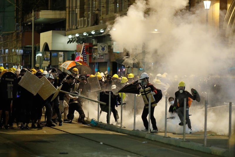 2019年7月21日,香港警察向反送中示威者喷射催泪瓦斯。(路透社)