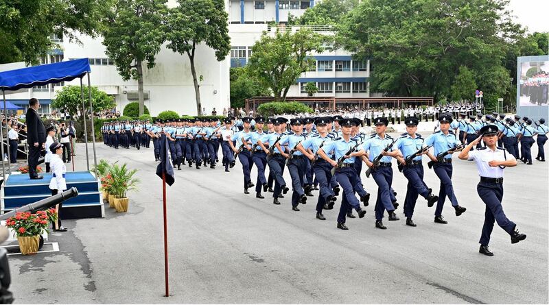 2023年9月16日,香港警察学院举行结业典礼,兼任港澳办副主任和香港国安委安全事务顾问的中联办主任郑雁雄获邀出席,担任结业会操主检阅官和颁奖人。(香港特别行政区政府网图片)