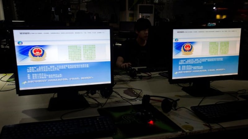 中国国家网络信息办公室《网络信息内容生态治理规定》将“严打”使用夸张标题、内容与标题严重不符、不当评述自然灾害、重大事故等灾难等九类所谓不良信息。(资料图/美联社)