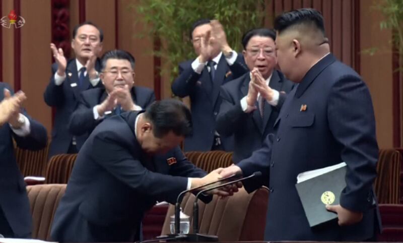 2019년 4월 최고인민회의에서 최룡해가 머리 숙여 김정은 총비서의 손을 잡고 있다.